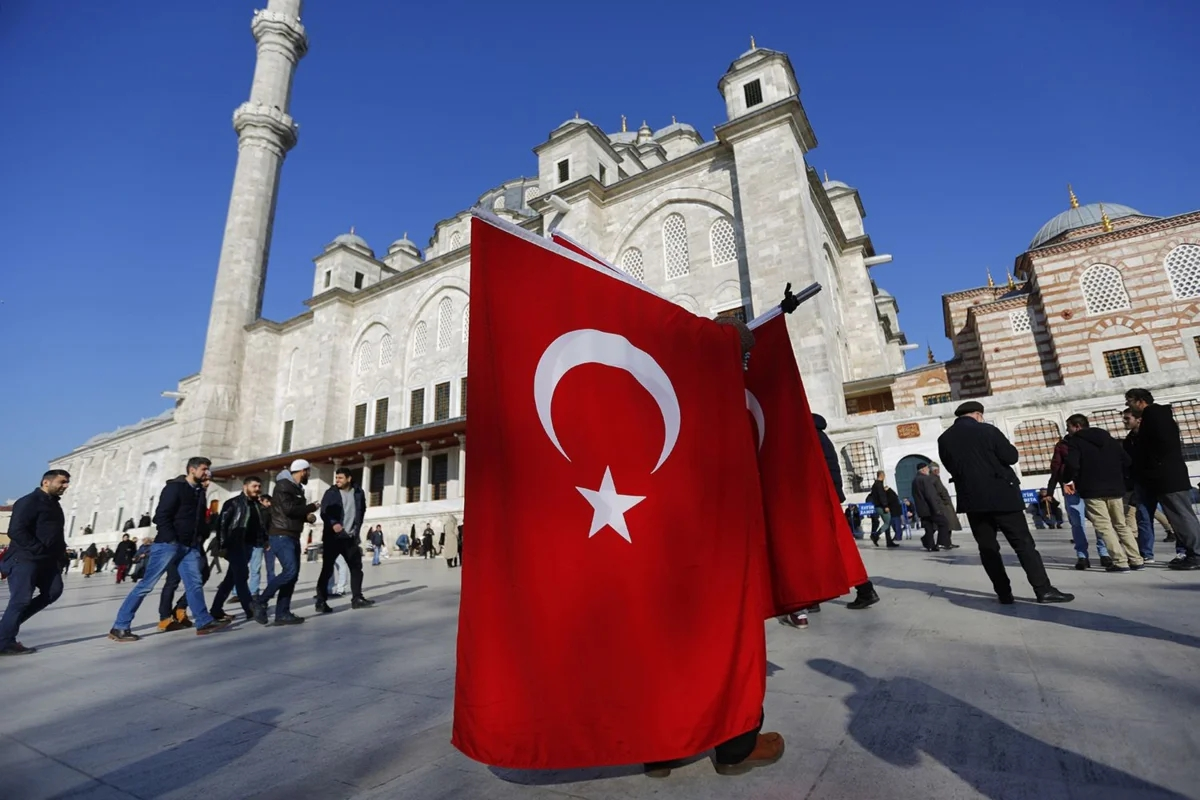 Турецкая мусульмане. Анкара Турция флаг. Мечеть в Турции с флагом. Флаг Турция Истанбул. Флаг Турции города Турции.