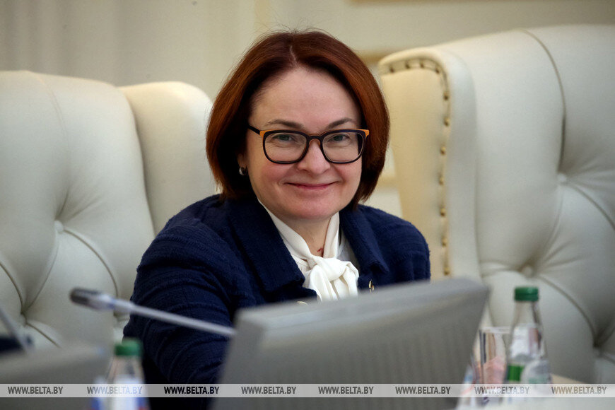 Эльвира Набиуллина довольно улыбается