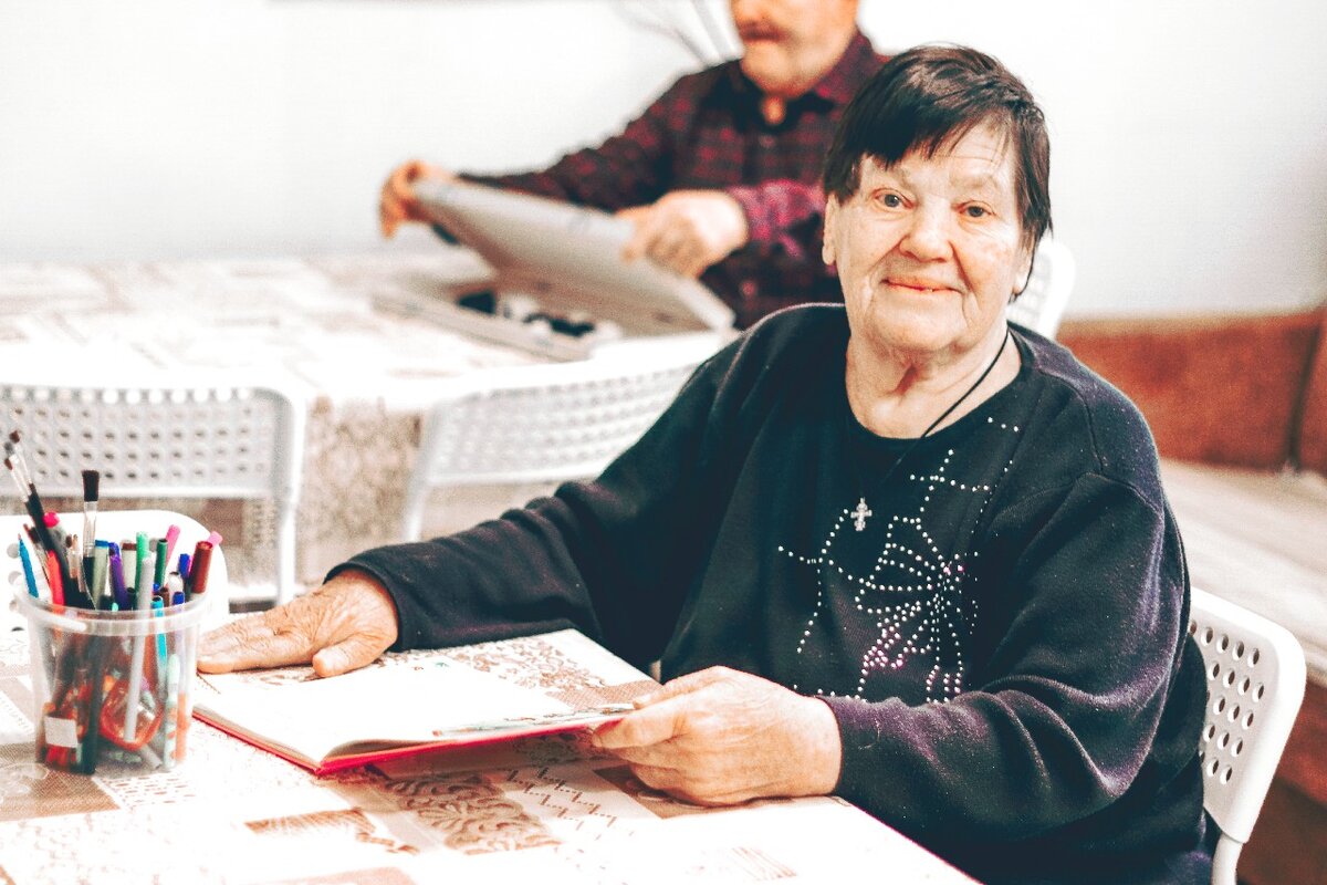 Как проходят занятия библиотерапией в пансионатах для пожилых "Забота о близких"