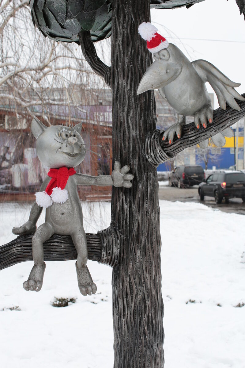Памятник котенку с улицы Лизюкова в Воронеже зимой