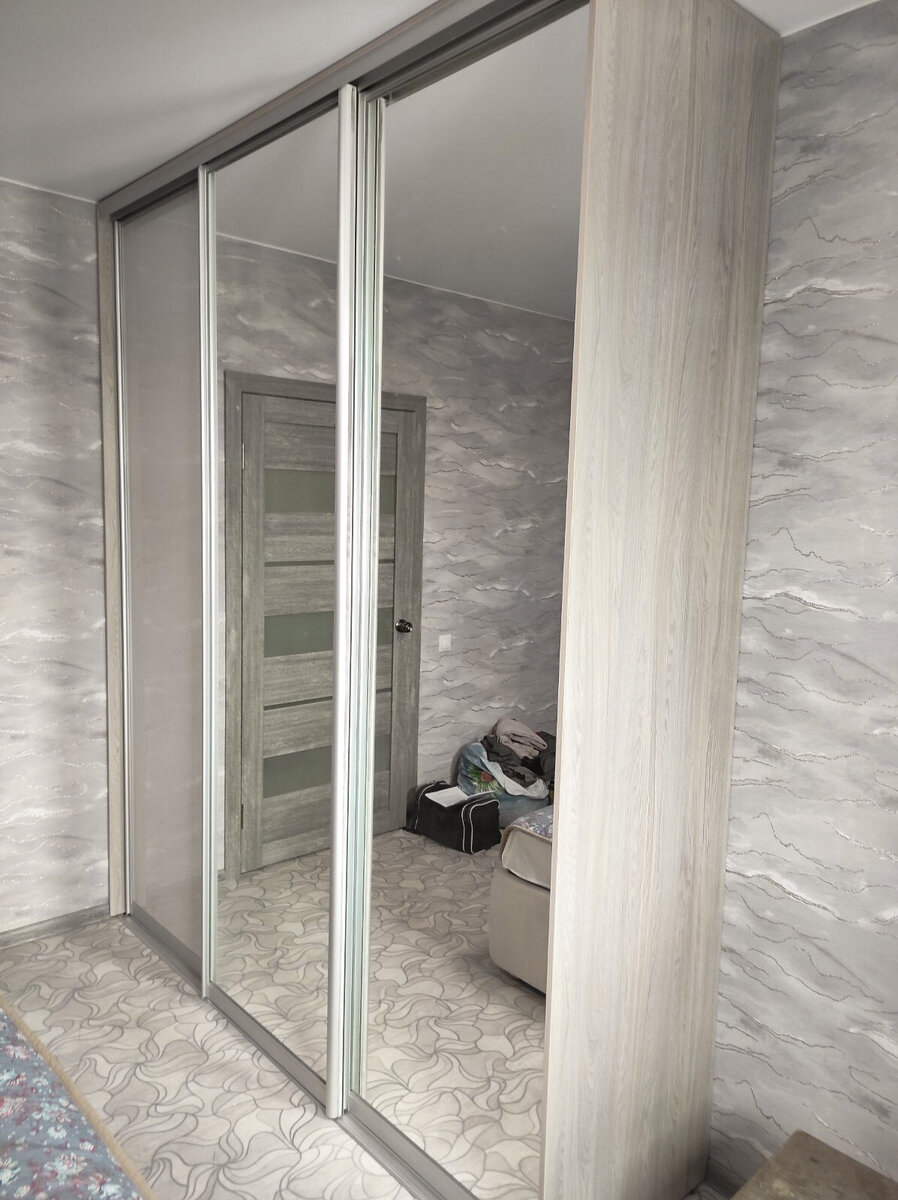 Четырехдверный шкаф-купе с дверьми из ЛДСП и зеркал