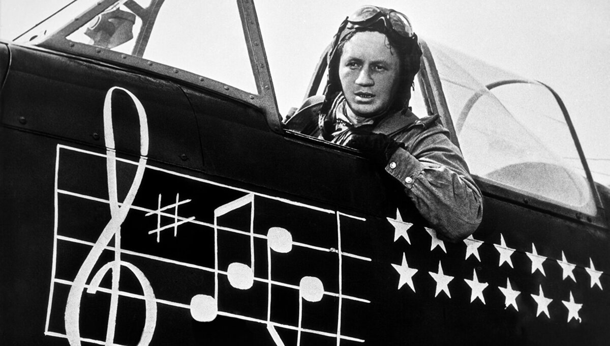 Быков когда-то на самом деле хотел стать летчиком. Но в училище его не взяли – оказался мал ростом. Поэтому кино о военных асах стало для него данью уважения юношеской мечте.