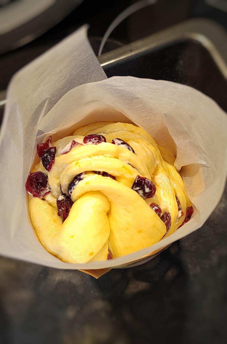 Куличики будут подниматься и чтобы они не вывалились из формы нужно увеличить её высоту пергаментом. Это важно) Я решила провести эксперимент и уговорила подругу не делать такие бортики в одной из формочек – в итоге действительно куличик подрос и поскольку он весь слоеный и крученый одна часть его просто отломилась. Собственно по этой причине на итоговом фото всего два кулича, а не три. Вывод – обязательно увеличить высоту – она должна быть сантиметров на 5-8 выше, чем бортик формы.