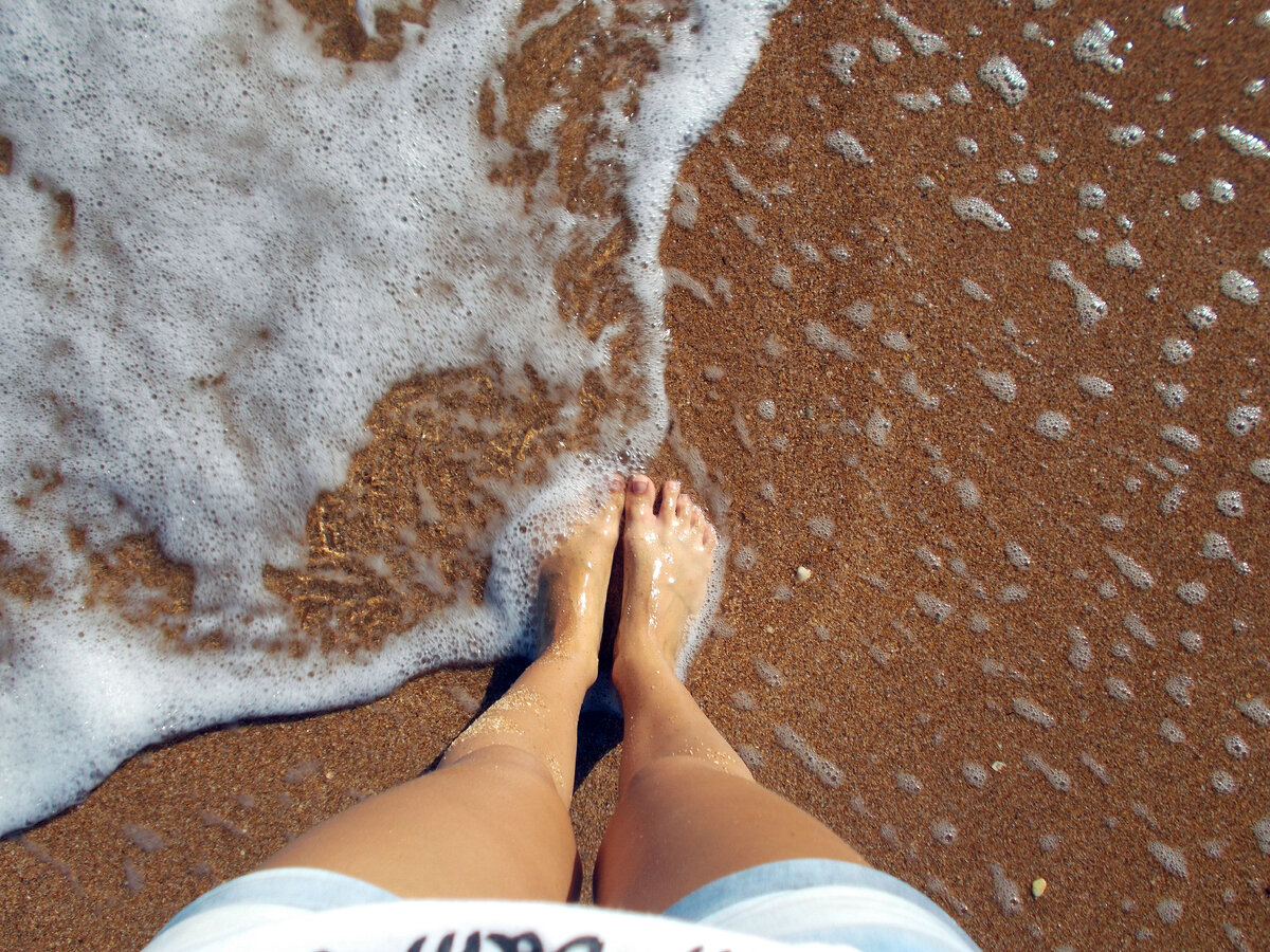 Песчаный пляж - очень приятно заходить в воду, но вода из-за песка часто мутная.