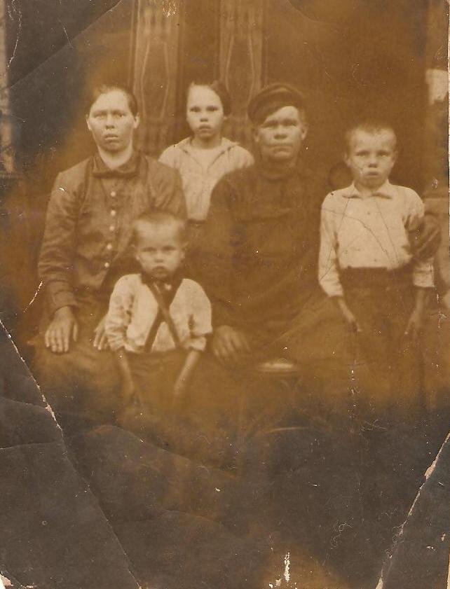 Семья Черноскутова Михаила Григорьевича. Фото из семейного архива 