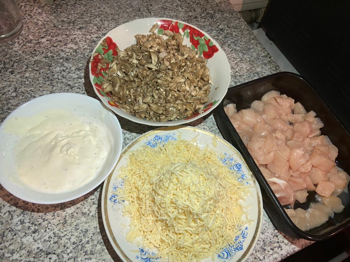 Моем куриную грудку и режим на не большие кубики, солим и перчим  . Натираем сыр 🧀 на мелкой тёрке . Так же нарезаем грибы . 