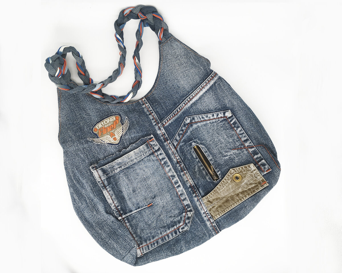 Хочу представить вашему вниманию коллекцию сумок, которые я сшила из б/у джинсовой ткани (листайте карусель из фото). Вся фурнитура, тесьма, кожа, подкладочная ткань в сумках новые. Только джинсовую ткань я использовала в своих изделиях вторично. Лучше использовать те части джинсовых изделий, на которых сохранилась естественная отстрочка и потертость. Так сумка выглядит более "фабричной". Для декора можно использовать всё, что есть под рукой: кусочки кожи, замши, искусственной кожи, ткани, пряжи. тесьмы. кружева, стразы, бусины, заклёпки. Попробуйте вдохнуть вторую жизнь в ваши вещи и сэкономьте на аксессуарах. Джинсовые сумки, кошельки, косметички особенно актуальны к летнему сезону. Успехов вам в творчестве ! По вопросам приобретения обращайтесь письменно.