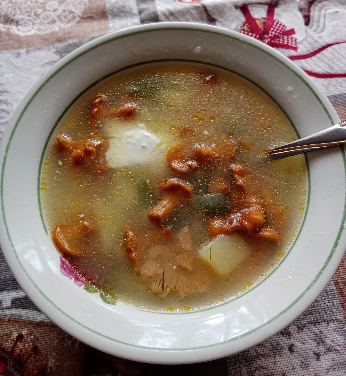 С домашней сметанкой - вкусно так, что ум отъешь))