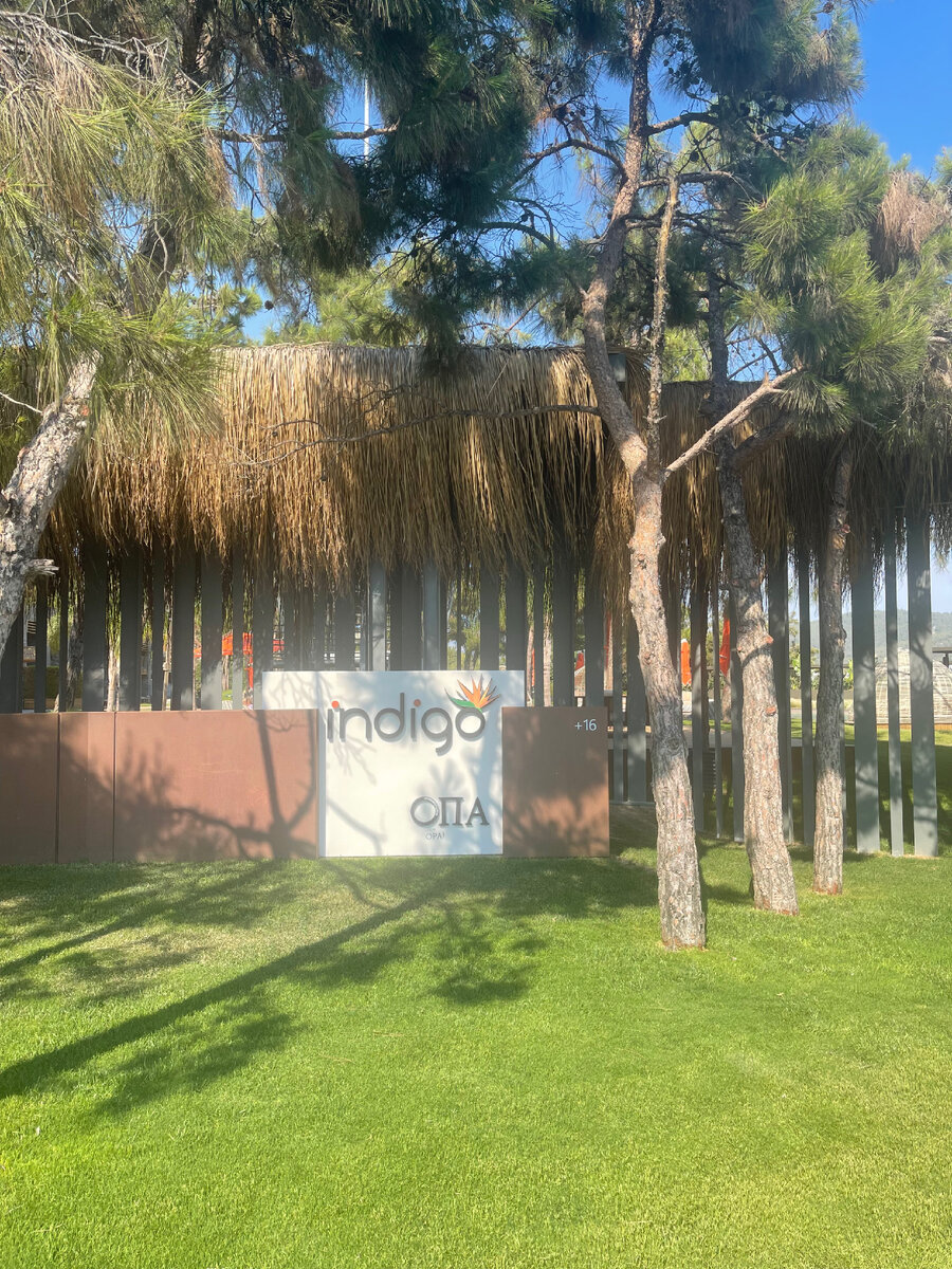 Вход в зону бассейна 16+ отеля Lujo