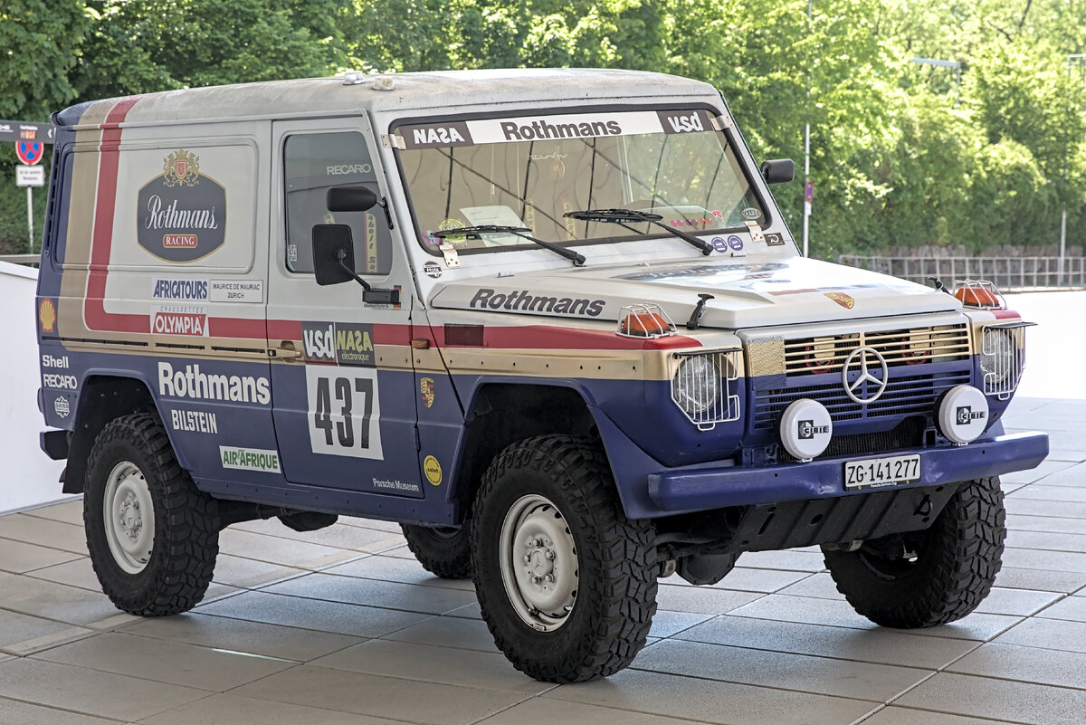 В 1982 году Mercedes G-серии действительно впервые в своей карьере приехал на подиум марафона Париж-Дакар: это был экипаж француза Жана-Пьера Жоссо, завоевавшего бронзовую медаль. Но тогда эти машины были новыми и боролись за самый престижный абсолютный зачет  