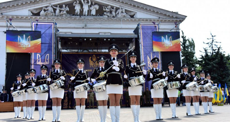 Продолжение почти документального рассказа "Свастика над Мариуполем" // На илл.: 2020 г. Девушки-барабанщицы на День города (Мариуполя).