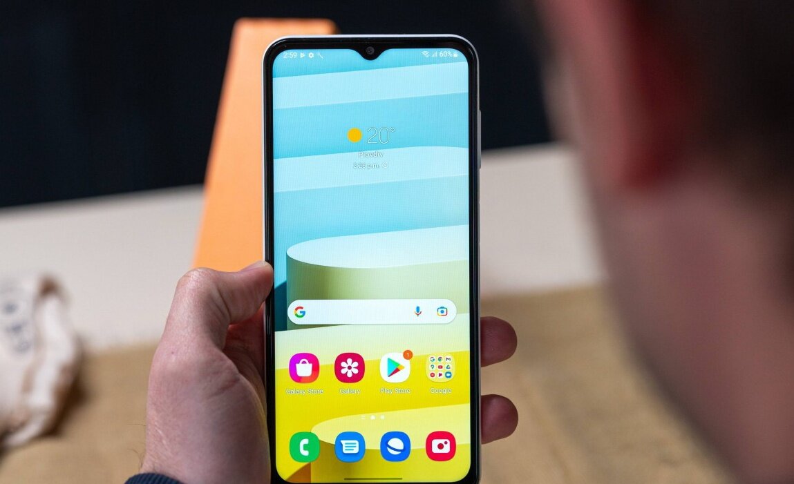    У смартфона достаточно толстые рамки вокруг экрана. Источник: gsmarena.com