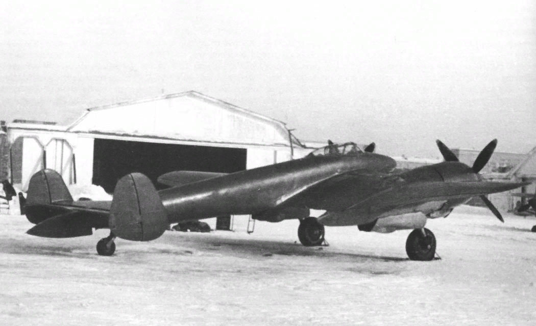 ДИС-2М-82А (ИT). Крыло имело выраженную стреловидность. По передней кромке устанавливался автоматический предкрылок, на задней кромке — щелевые закрылки.