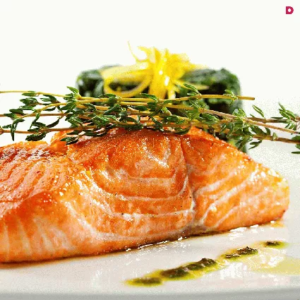 Запеченная в духовке семга отлично подходит как для ежедневного рациона, так и для праздничного меню. Чтобы рыба получилась по-настоящему вкусной, нужно знать некоторые секреты ее приготовления и умело ими пользоваться.