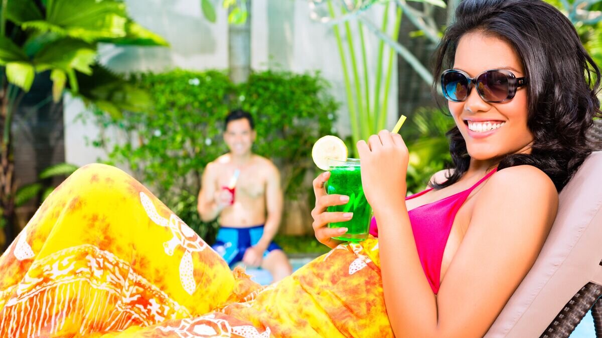    Женщина с коктейлем у бассейна © Depositphotos / Kzenon