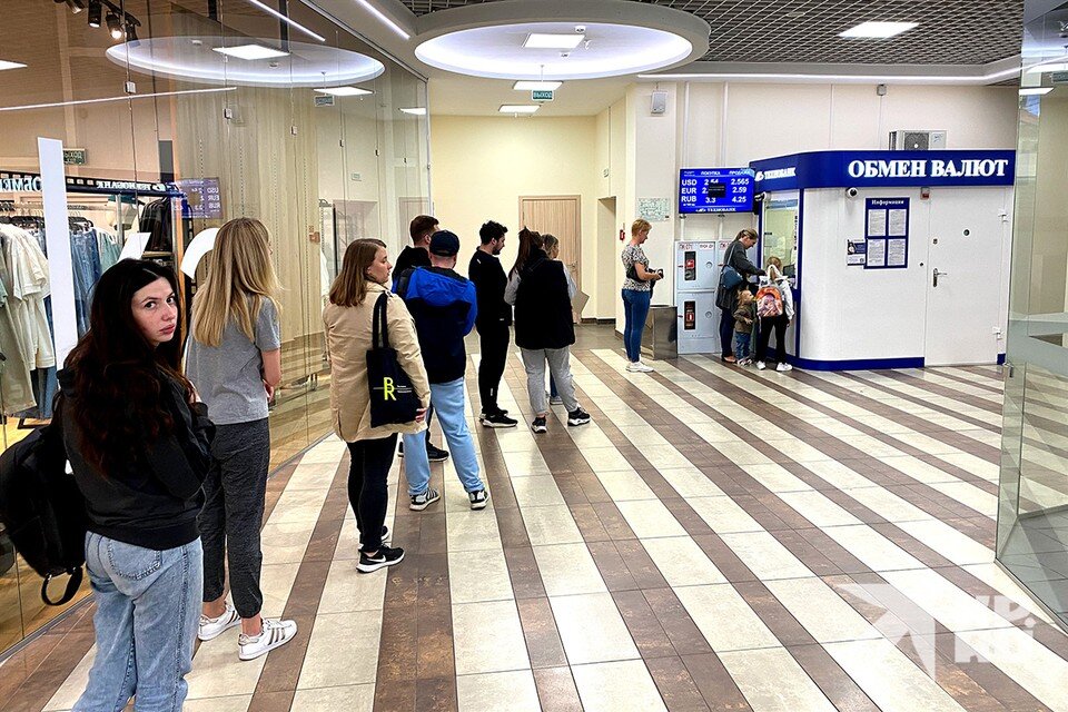     Очередь у пункта обмены валюты. Андрей АБРАМОВ