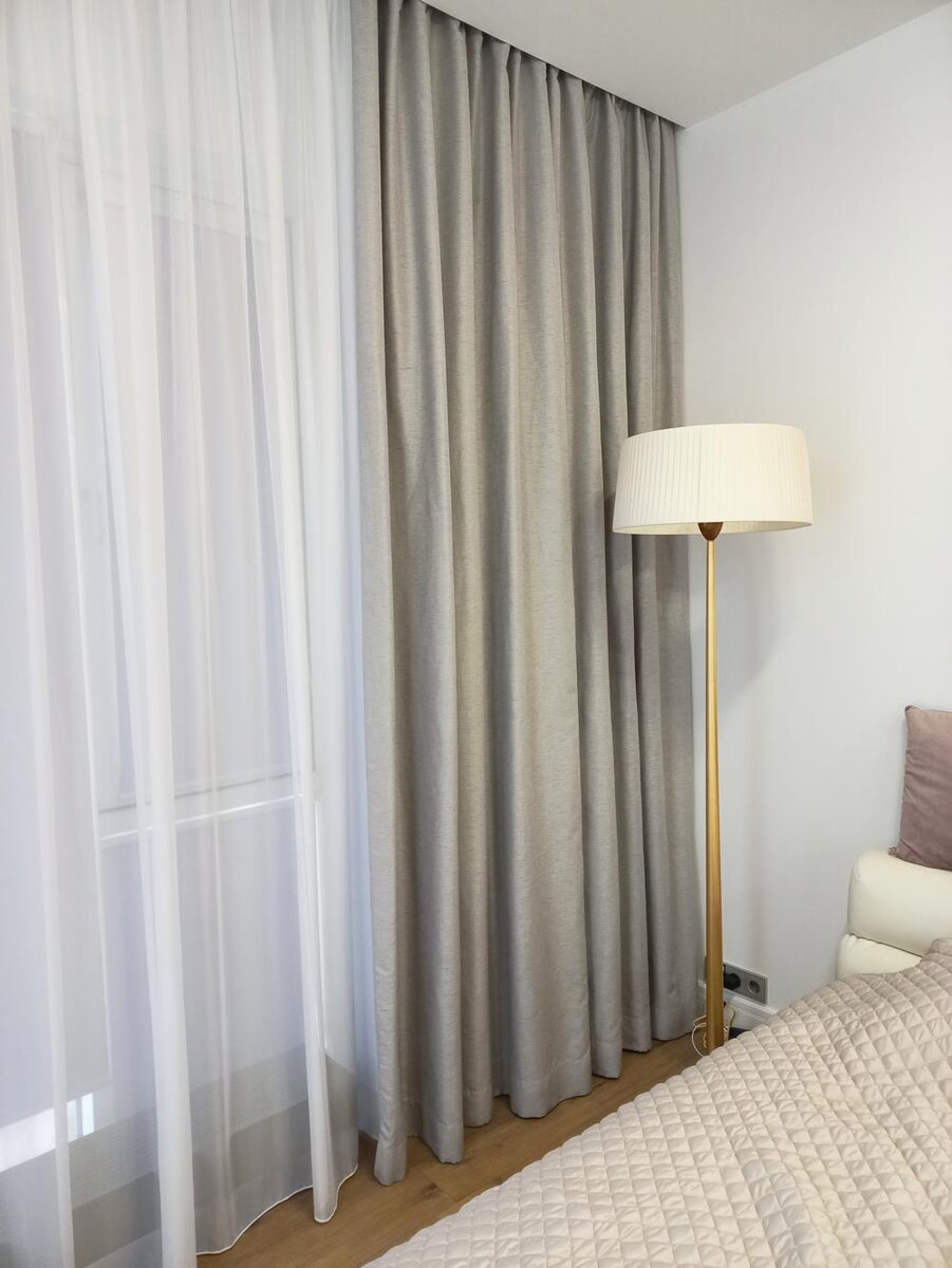 Навес однотонных портьер с приятной текстурой