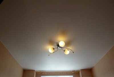 Одноуровневый матовый натяжной потолок  с люстрой