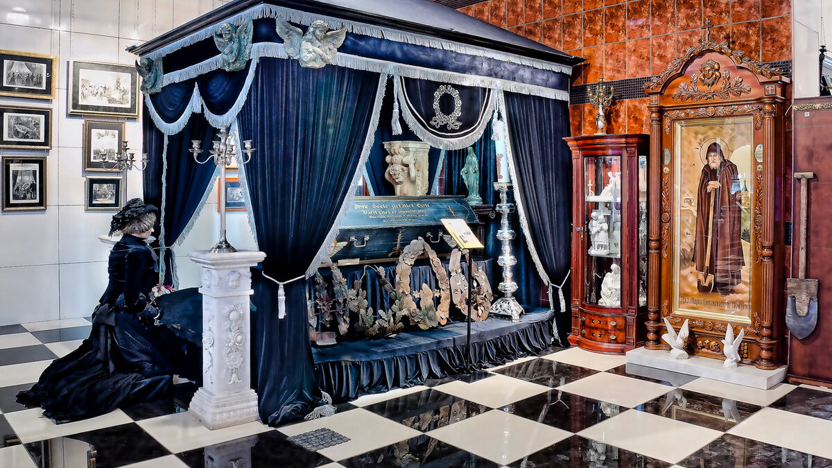 Экспозиция «Печальная комната». Музей мировой погребальной культуры