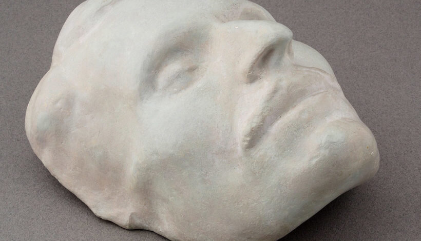 Аукционный дом «Литфонд» выставил на торги посмертную маску писателя Николая Гоголя. «Лот обладает коллекционной ценностью музейного уровня», – подчеркнули в аукционном доме.