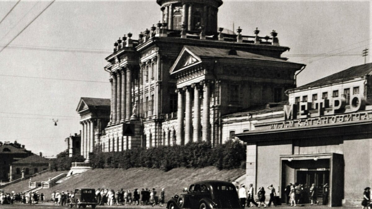 Построенный в период с 1784 по 1786 г.г., сейчас он принадлежит Российской государственной библиотеке