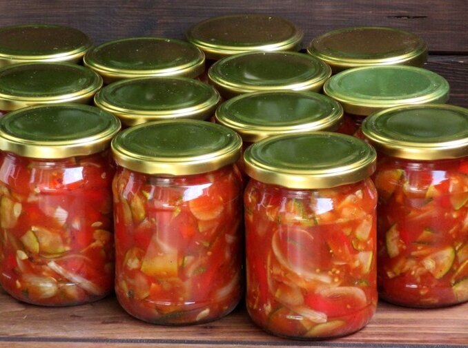 Nie można ich odróżnić od ogórków - prawie: nawet smaczniejsze. Cukinia wychodzi soczysta, delikatna, chrupiąca - i dobrze komponuje się z pomidorami, pomidorem i słodką papryką. Robię tę sałatkę co roku: szybko się wyprzedaje.