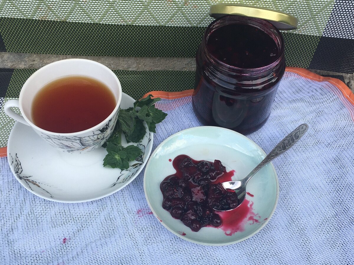    Свежее варенье из ирги