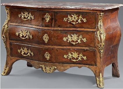 Илл.1. Шеваллье, Жан-Матье
Комод
Франция, 1740 годы
Палисандр, розовое дерево, золочёная бронза,
красный мрамор с белыми и серыми прожилками и пятнами (Rouge royal)
87×131×67 см
БСИИ ASG, инв. № 12-2073