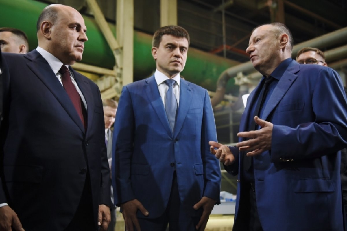    Михаил Мишустин, Михаил Котюков и Владимир Потанин (слева направо) в цеху "Серной программы"