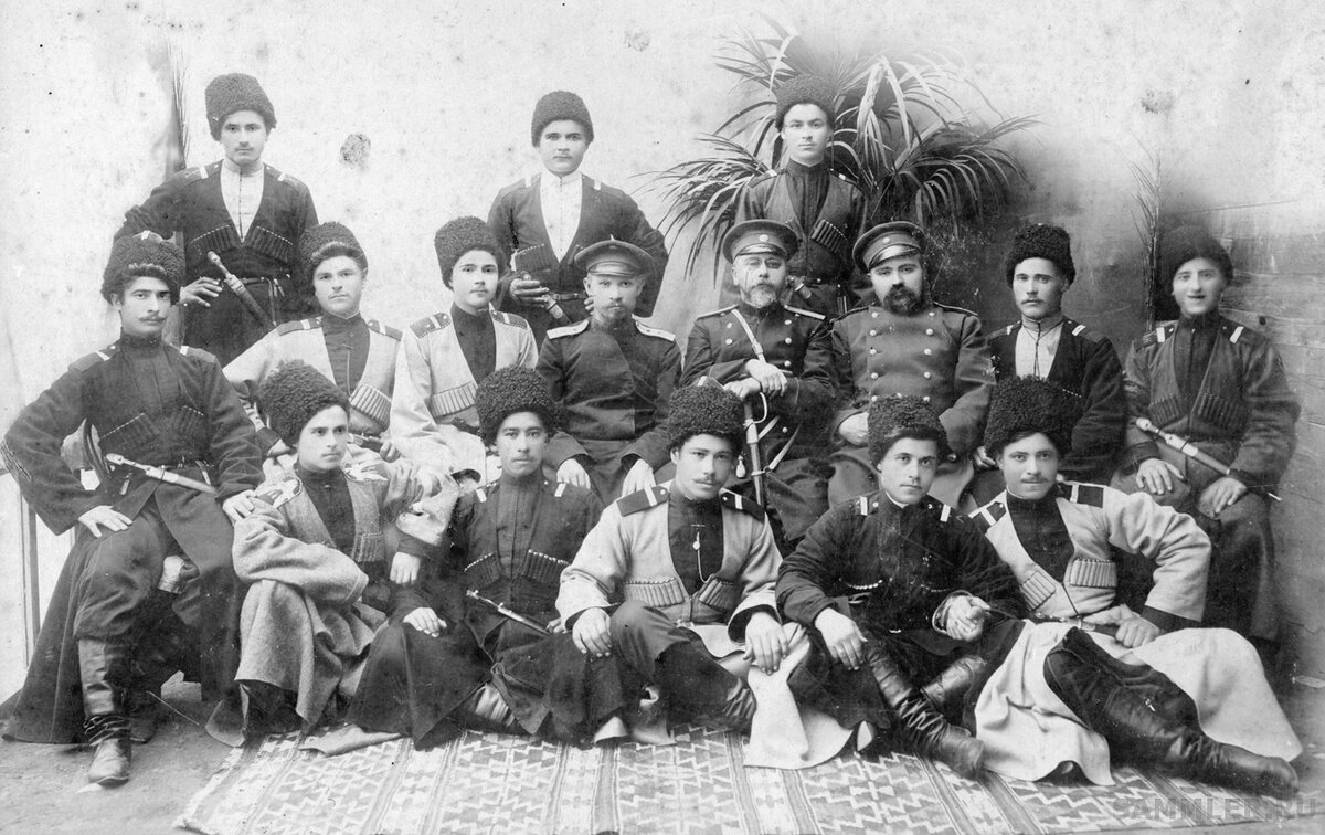 Выпускники Тифлисской военно-фельдшерской школы (?) под начальством В. К. Прогульбицкого, 1909 г. (фото из интернета; здесь как иллюстрация)