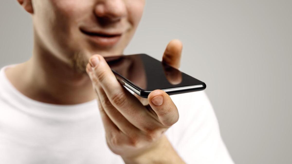    Мужчина держит телефон:Freepik