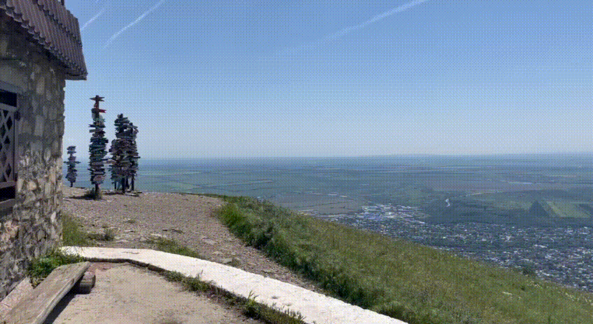 Где-то там вдалеке Эльбрус, но в тот день он не показался - на горизонте облачность, хотя всё небо чистое.