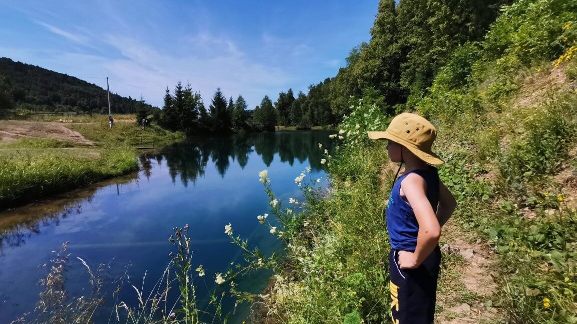     12-летний эко-активист несколько лет избавляет родной посёлок в Башкирии от мусора. Он выходит на субботники один и организует других волонтеров. Но не все односельчане разделяют энтузиазм мальчика — часто ему приходится слушать оскорбления. Ситуация накалилась настолько, что семья хотела переехать.