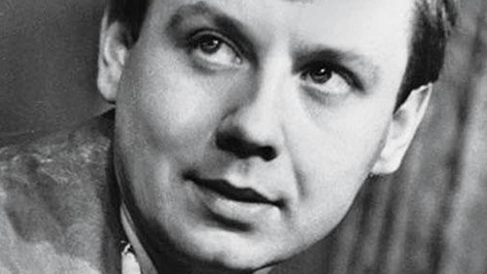    Олег Табаков родился в семье врачей 17 августа 1935 года. В 1950—1953 годах занимался в театральном кружке «Молодая гвардия» Саратовского Дворца пионеров и школьников, а после окончания школы поступил в Школу-студию МХАТ, где считался одним из лучших студентов. Учась на третьем курсе, он сыграл свою первую роль в кино — в фильме «Саша вступает в жизнь» из личного архива Олега Табакова