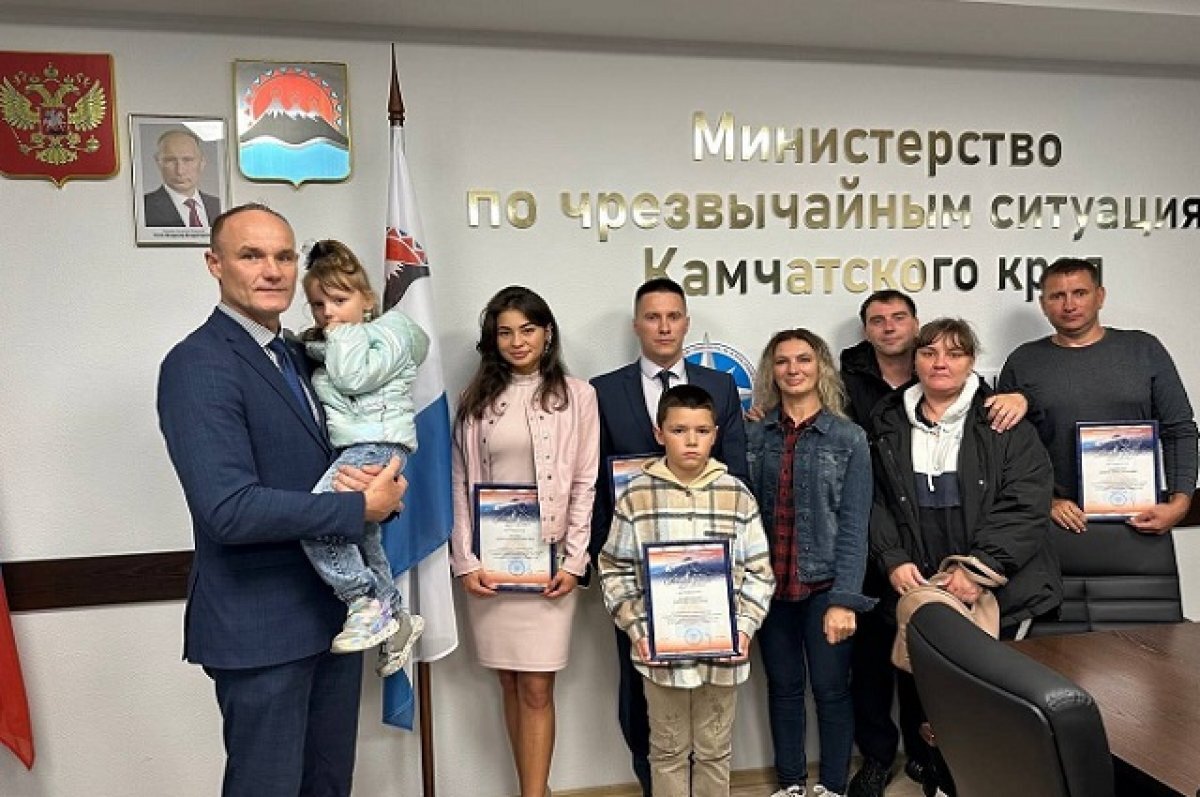    На Камчатке наградили героев, спасших утонувшую в бассейне девочку