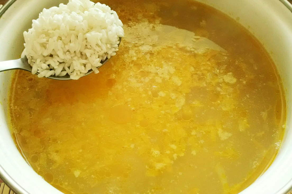 Бульон с рисом. Суп с рисом. Суп рисовый с картошкой. Бульон с рисом фото.