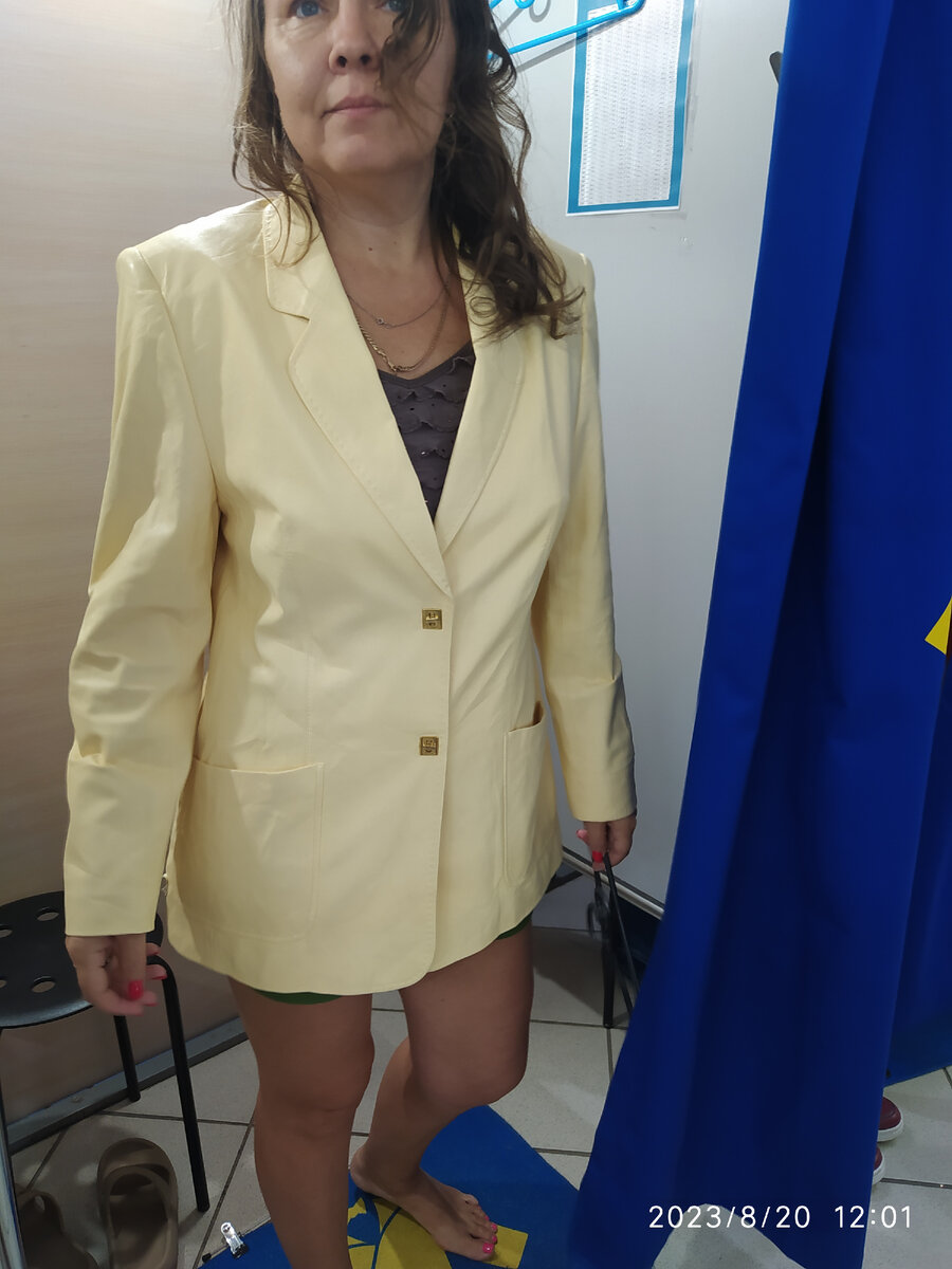 Стилисты рекомендуют этой осенью обратить внимание на одежду, кроме всего прочего, в сливочно-желтом цвете.