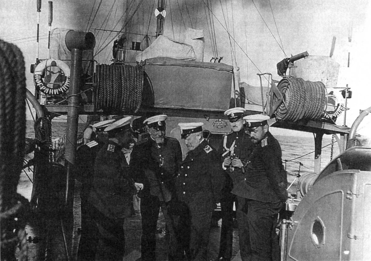 Николай фон Эссен (в центре). Фото: commons.wikimedia.org 