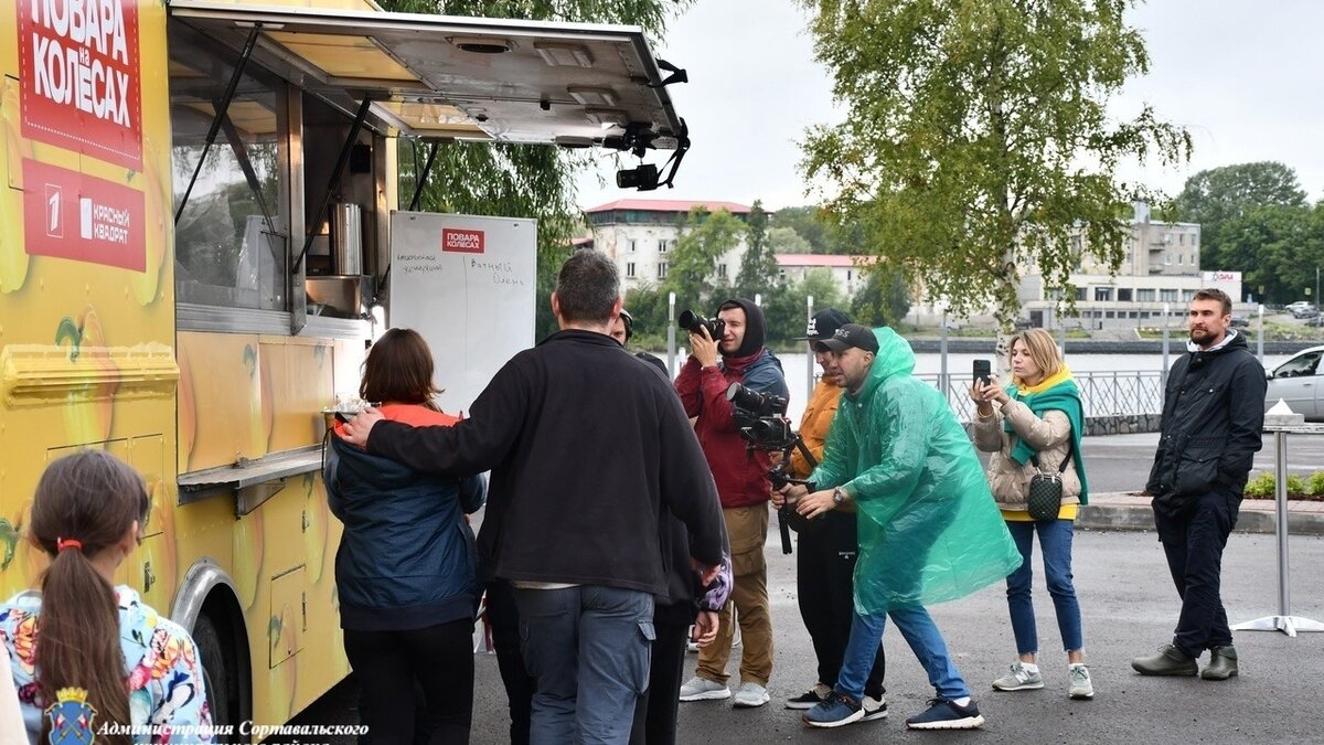     В городе Сортавала работала съемочная группа популярного кулинарного шоу, сообщают в районном паблике в социальной сети «ВКонтакте».