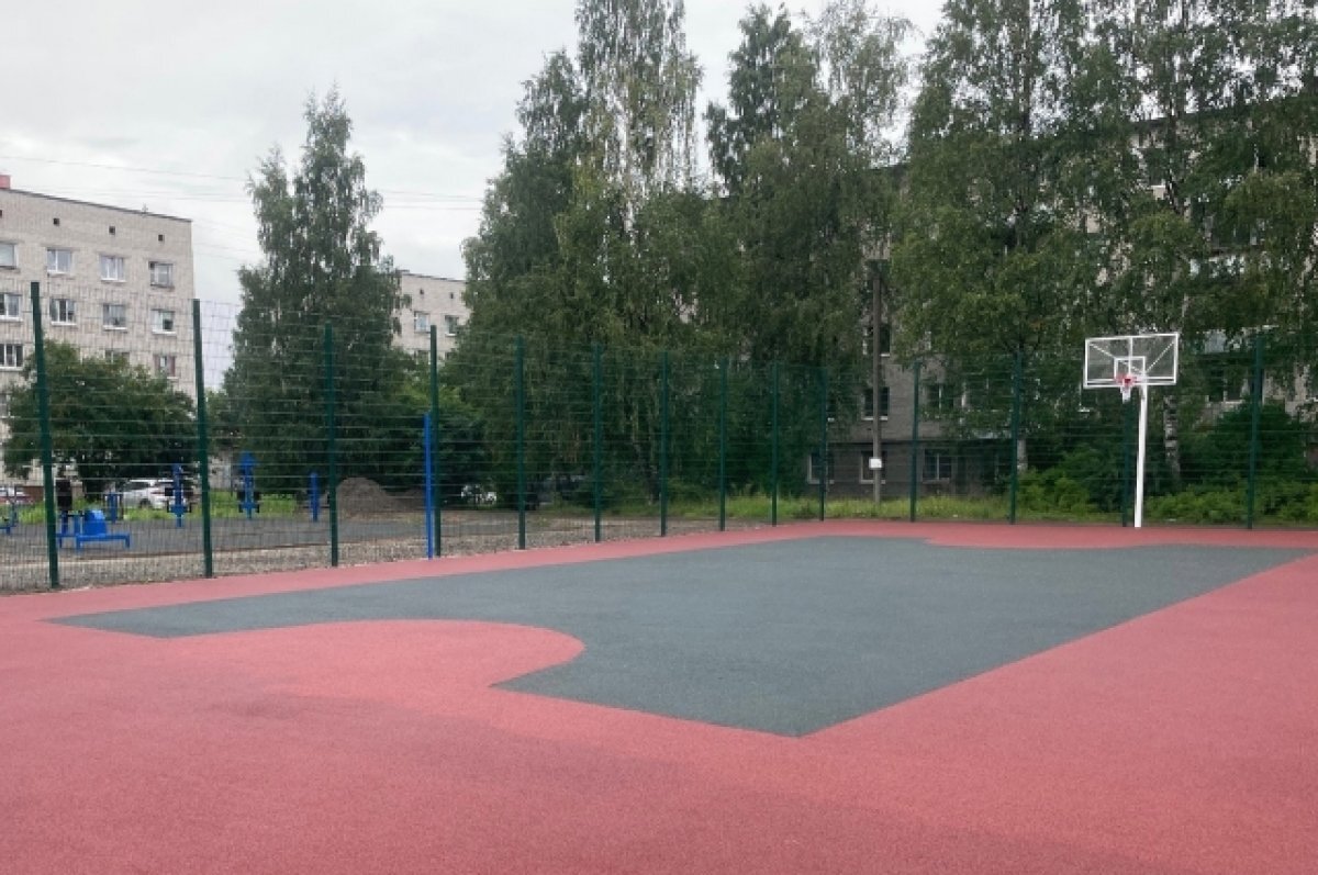    В Петрозаводске установили универсальную спортплощадку