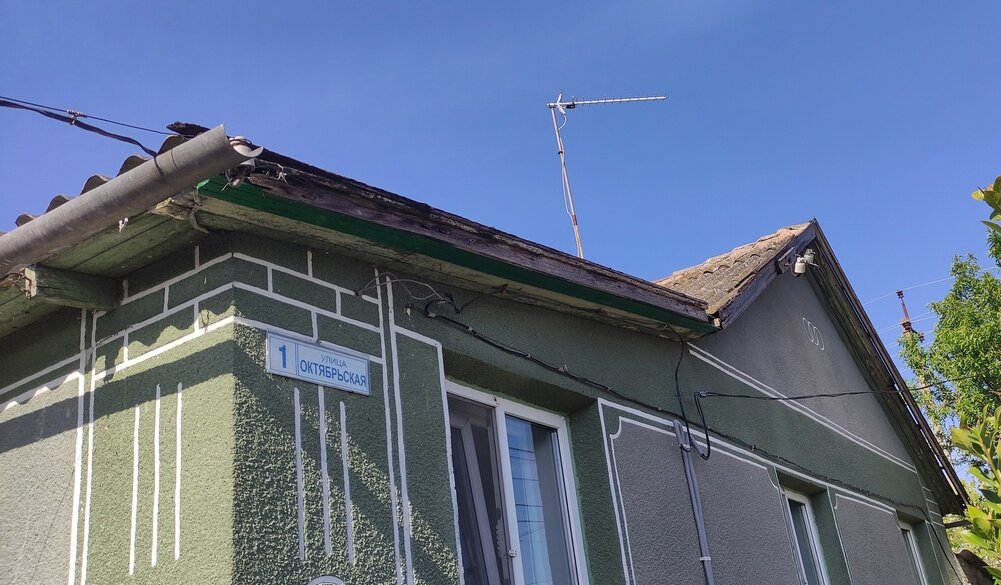 Дом со старой крышей из шифера