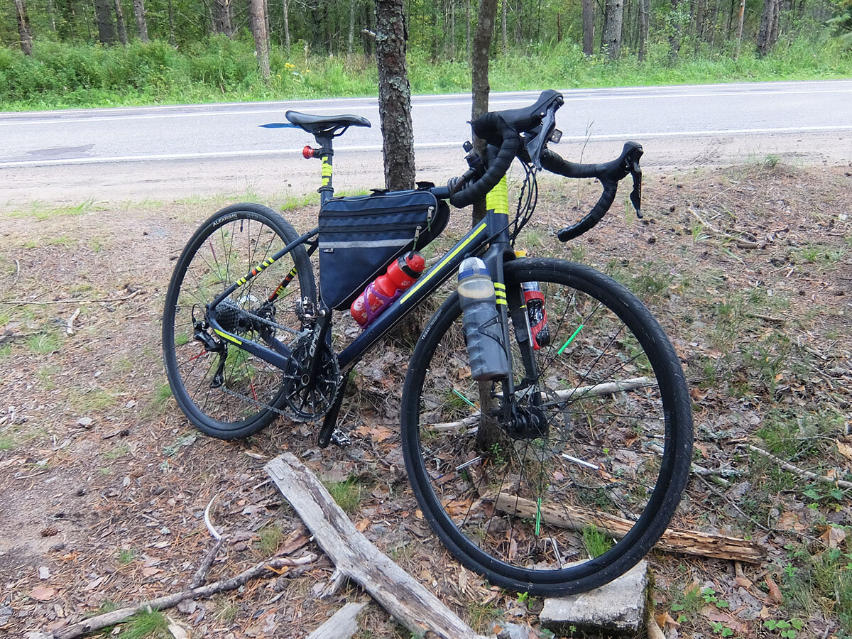 Велосипед у меня простенький, бюджетный. Но это не мешает мне на нём ездить по 200-300км за раз.
