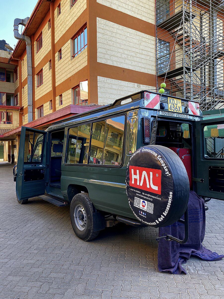 На этой машине отправились на сафари. Эта машина и ее водитель Лоуренс стали для нас верными союзниками на пять дней