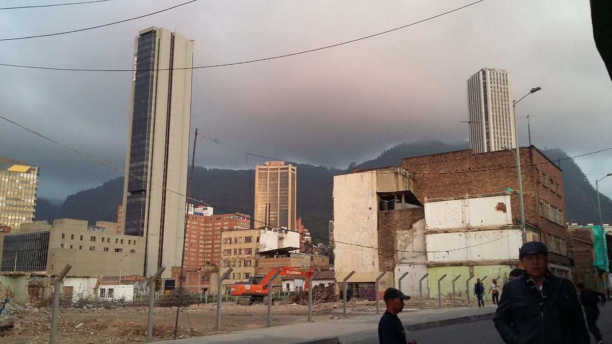 Не буду врать, не все районы Боготы одинаково чудесны. Впрочем, возможно, с тех пор на этом месте возвели великолепный небоскреб