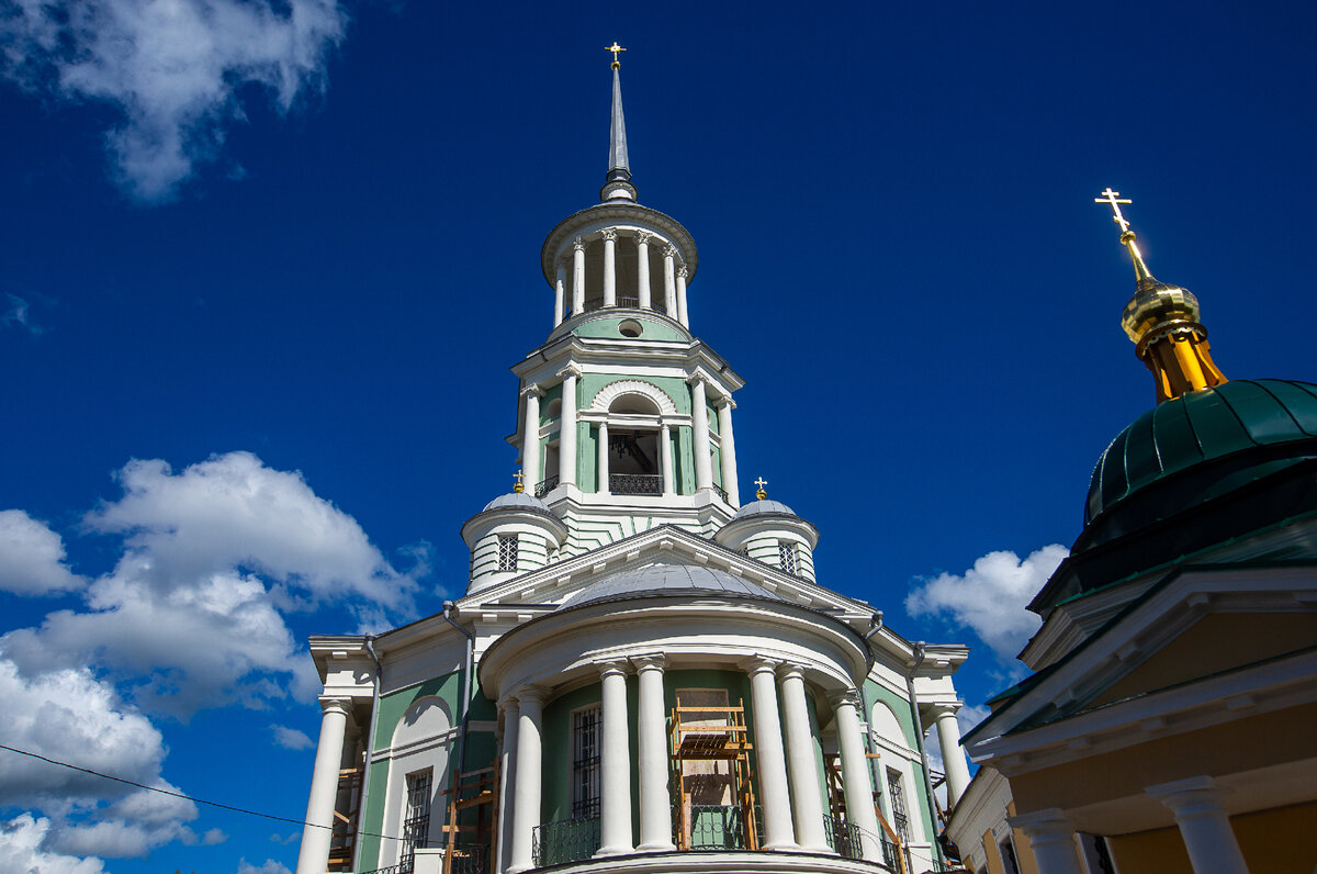 Колокольня Борисоглебского монастыря в городе Торжке. Тверская область. Фото автора статьи (листайте галерею, ещё 2 фото). Публикуется повторно 