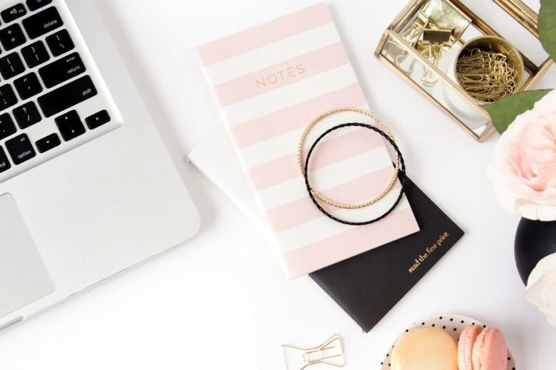 Flatlay на рабочем столе — как создавать пины Pinterest.