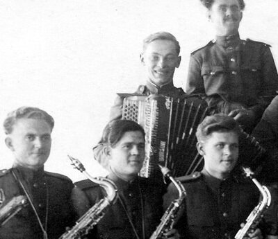 Александр Зацепин с юности играл на нескольких музыкальных инструментах