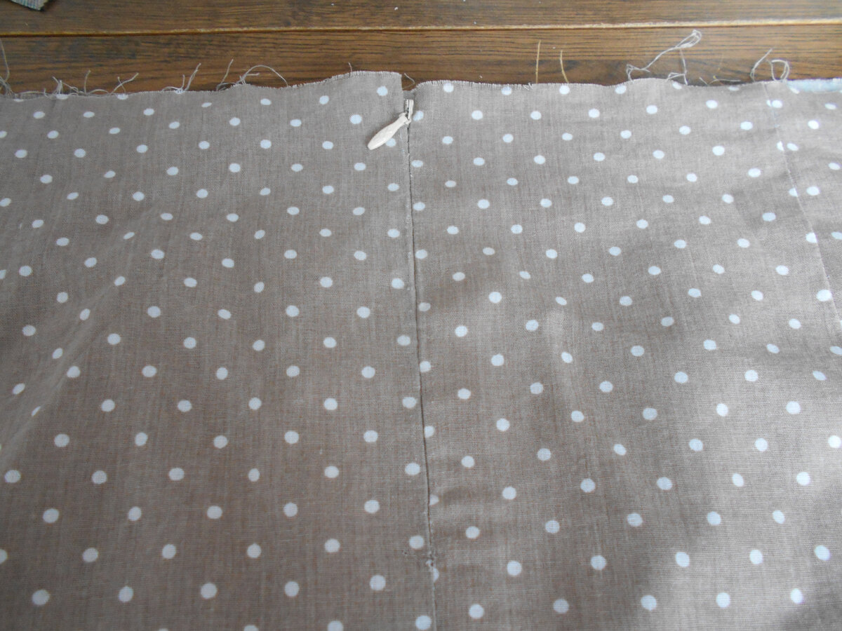 Потайная молния, которую я пришила первый раз.