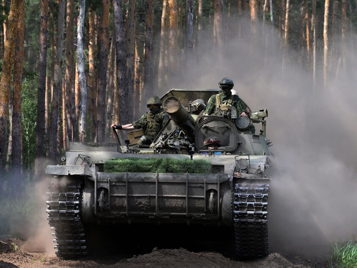    Самоходный миномет 2с4 "Тюльпан" ЦВО ВС РФ выдвигается на позицию в зоне СВО© РИА Новости / Евгений Биятов