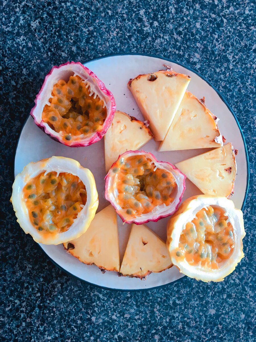 Маракуйя  и ананас.  Я ожидала от маракуйи нечто волшебное и сказочное, как в рекламе. А оказалось, что это нечто невообразимо кислое как десятка лимонов разом.  